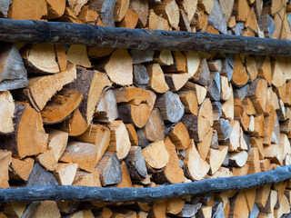 Kaminholz - Holzstapel mit Brennholz - Vorrat für den Winter