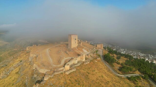 castillo de la estrella visto entre un banco de niebla, Andaluc&iacute;a