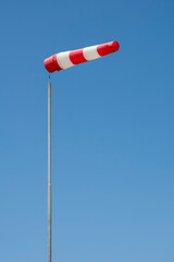 Windsack vor blauen Himmel