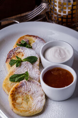 Cheesecakes with sour cream and jam.