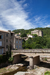 Vue de la ville de Largentière (Ardèche) avec le pont qui franchit la rivière la Ligne et le château qui domine la cité