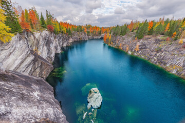 Lake in the deep marble canyon. Ruskeala Mountain Park. Republic of Karelia. - obrazy, fototapety, plakaty