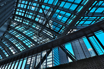 ガラスの天井　（三角広場から見上げた、青空と新宿副都心の超高層ビル群）