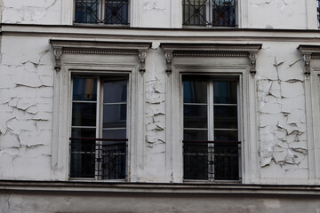 Fototapeta na wymiar Facade of a classic building in Paris