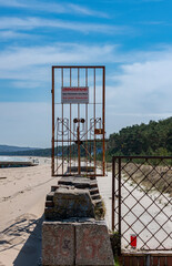 alte Brandmauer mit rostigen Zäunen am Strand von Prora, Insel Rügen
