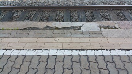 Maroder Bahnsteig in Deutschland - kaputter Bahnsteig - bahnhof - DB