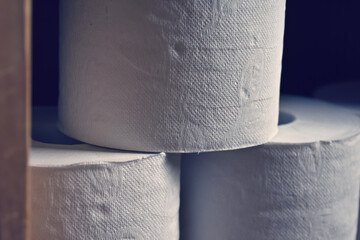 棚に保管しているトイレットペーパー