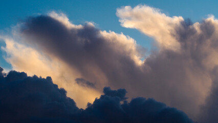 Ciel de traîne après le passage d'une perturbation.  De nombreuses averses continuent de se succéder