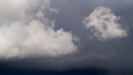 Ciel de traîne après le passage d'une perturbation.  De nombreuses averses continuent de se succéder