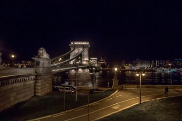 Obraz premium Budapest bei Nacht - Kettenbrücke - Donau