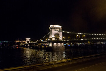 Budapest bei Nacht - Kettenbrücke - Donau