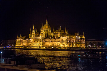 Fototapeta premium Budapest bei Nacht - Parlamentsgebäude - Donau