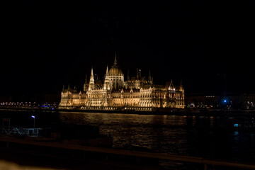 Fototapeta na wymiar Budapest bei Nacht - Parlamentsgebäude - Donau