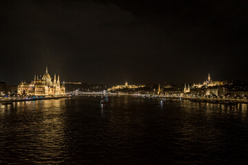 Fototapeta na wymiar Budapest bei Nacht - Donau