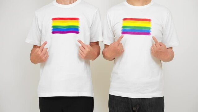 肩を組む男性カップル　LGBTイメージ