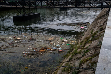 Müll im Fluss - Umweltverschmutzung