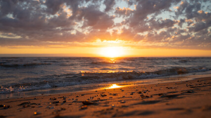 Fototapeta na wymiar Strand am Meer im Sonnenuntergang