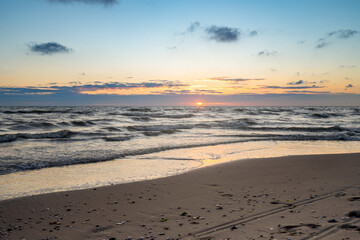 Fototapeta na wymiar Wunderschöner Sonnenuntergang am Strand mit Blick auf die Wellen im Meer