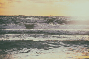 Fototapeta na wymiar Wellen am Meer bei Sonnenuntergang