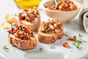 Hot toasts made of wild mushrooms, herbs and olive.