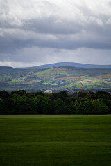 Fototapeta premium Paysage d'Irlande, vue depuis le parc Phoenix à Dublin