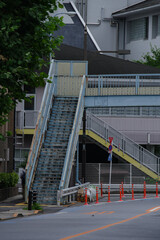 赤坂通りの歩道橋のある風景
