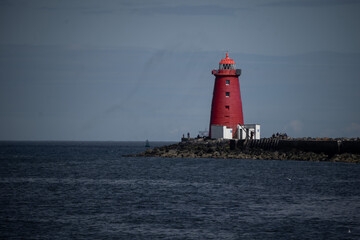 Phare rouge au bout d'une digue