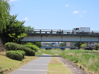 松原橋と五条大橋が見える鴨川沿いの遊歩道