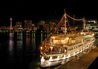 夜の横浜港に輝くナイトクルーズ船