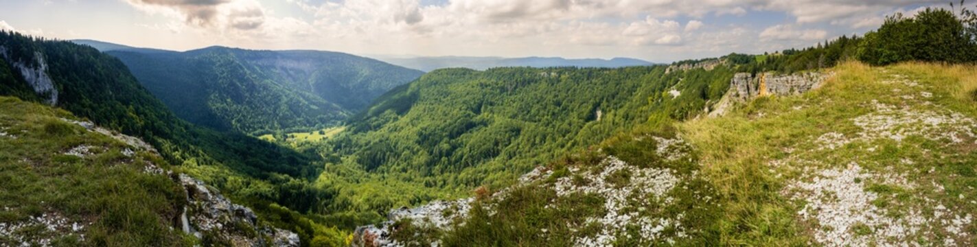 La combe d&rsquo;Orvaz et la Roche Fauconni&egrave;re vue depuis la cr&ecirc;te du cirque d&rsquo;Orvaz, Jura, Ain, Auvergne-Rh&ocirc;ne-Alpes, France