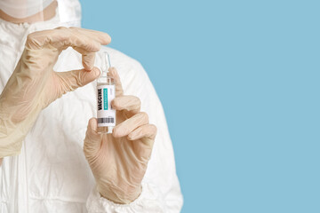 Obraz premium Scientist with monkeypox vaccine on blue background, closeup