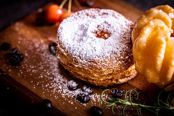 カッティングボードの上のオシャレで美味しい二つのドーナツ