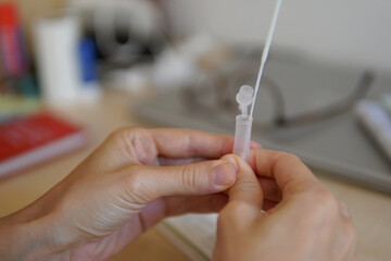 Hacer prueba test rápido coronavirus con el tubo