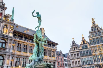 Foto op Plexiglas Stadsgezicht - uitzicht op de Brabo-fontein en het Stadhuis (stadhuis bouwen) op de Grote Markt van Antwerpen, in België © rustamank