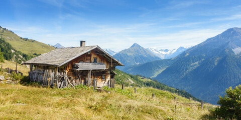 Fototapeta na wymiar Panorama eines Chalets in den Bergen