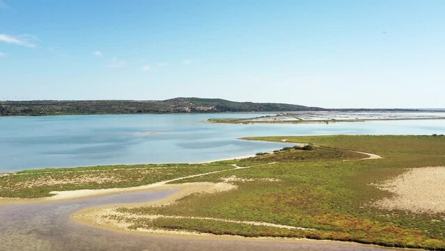 survol des corbi&egrave;res dans le sud de la France et vue sur la m&eacute;diterran&eacute;e