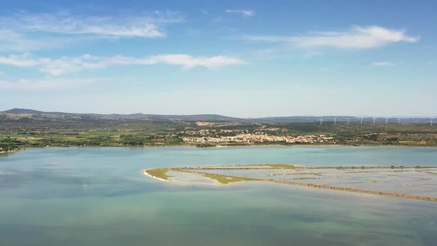 survol des corbi&egrave;res dans le sud de la France et vue sur la m&eacute;diterran&eacute;e