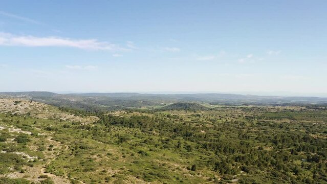 survol des corbi&egrave;res dans le sud de la France et vue sur la m&eacute;diterran&eacute;e