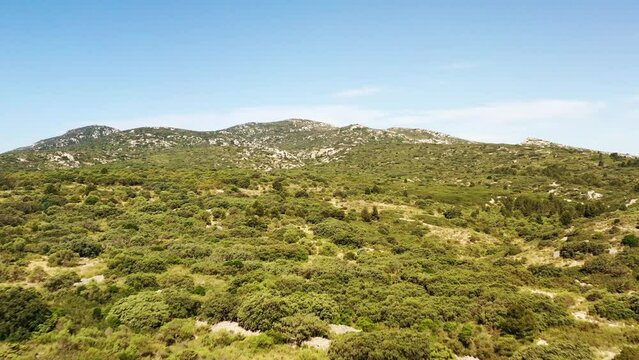 survol des corbi&egrave;res dans le sud de la France et vue sur la m&eacute;diterran&eacute;e