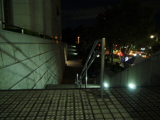深夜の新宿　歩道へ続く下り階段