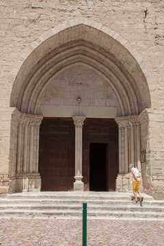 Femme entrant dans l'&eacute;glise de Largenti&egrave;re (Ard&egrave;che)