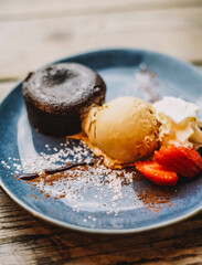 Postre de coulant de chocolate con una bola de helado