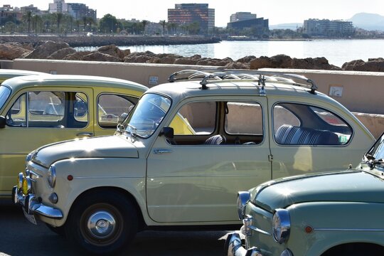 Seat 600 en exposici&oacute;n de coches cl&aacute;sicos.