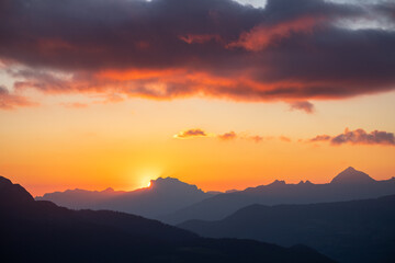 Naklejka premium Coucher de soleil dans les Alpes françaises