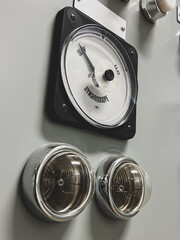 Sincronoscopio  Comprobador eléctrico utilizado para controlar el sincronismo de la frecuencia y la posición de la fase en la industria eléctrica