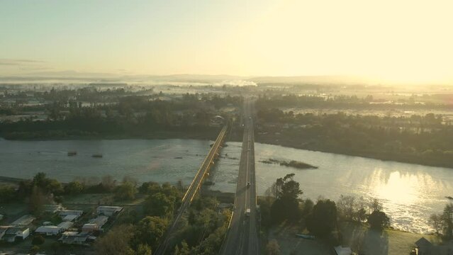 cruce aereo sobre puente en el amanecer