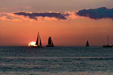 Fototapeta na wymiar Sunset behind boat over ocean in Hawaii