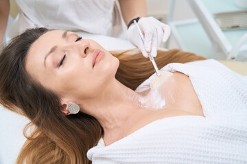 Obraz na płótnie Canvas Woman in the medical center on the procedure of rejuvenation