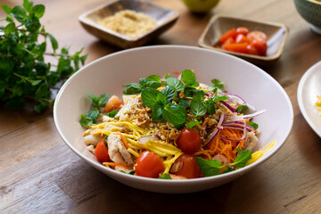 Vietnamese mango salad, Salat mit Minze, Koriander, Nüsse, Shrimps, Tomaten, Karotten, Röstzwiebeln, Fisch Soße, Vorspeise