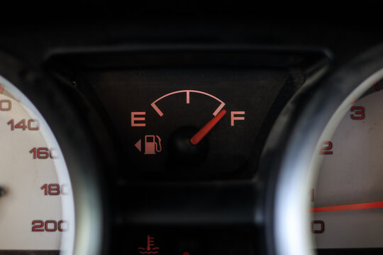 Fuel level indicator in the tank during very high fuel prices and fuel shortages